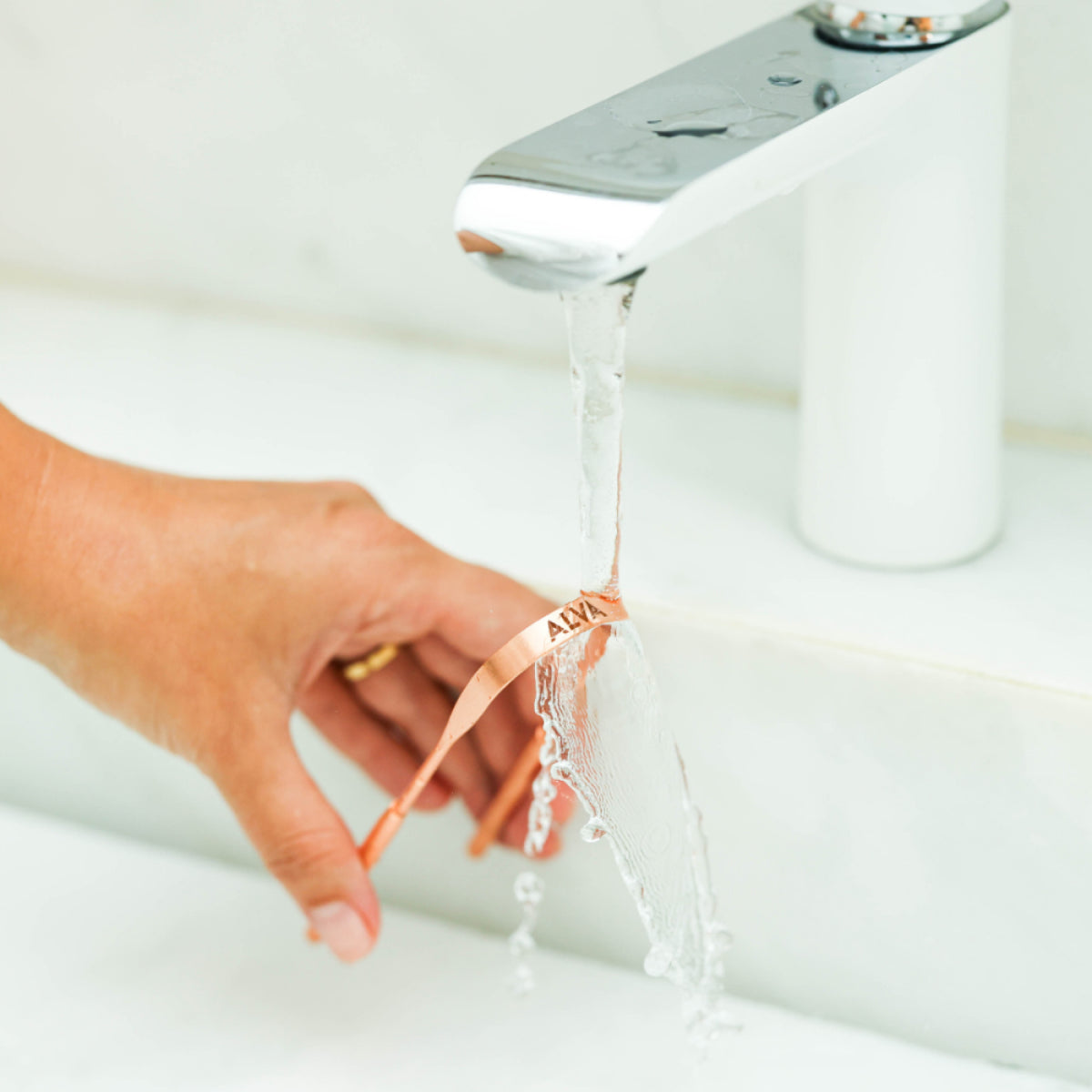 Alva Raspador de Língua de Cobre